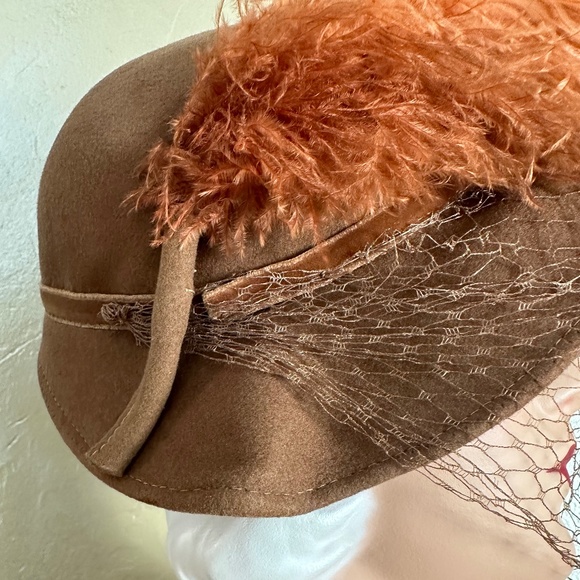 CAPTIVATING 1930s' TAN CLOCHE HAT WITH RUST OSTRICH FEATHERS + VEIL - Picture 8 of 13